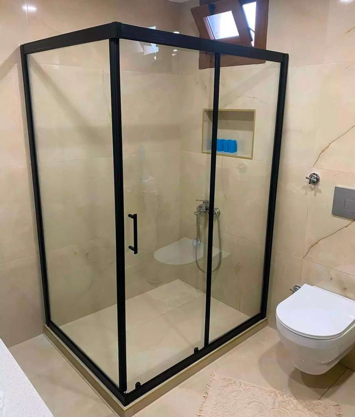 Siyah profilli cam duş kabini ve asma rezervuar